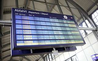 Eine Anzeigetafel in einem Bahnhof