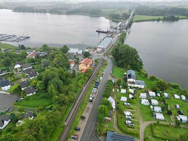 Luftaufnahme der saisonalen Bahnstation direkt an der Brücke über die Schlei