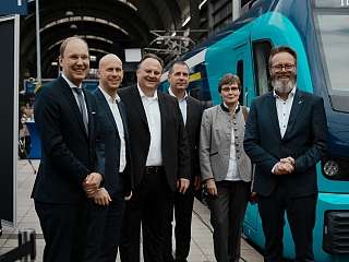 Menschengruppe vor Zug am Kieler Hautbahnhof