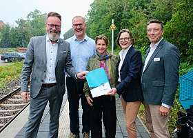 von links: Verkehrsminister Madsen, Bürgermeister der Gemeinde Boren, Thomas Detlefsen, NAH.SH-Geschäftsführerin Birgit Austen, DB-Konzernbevollmächtige Ute Plambeck und DB InfraGO Dirk Teubler 