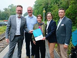 von links: Verkehrsminister Madsen, Bürgermeister der Gemeinde Boren, Thomas Detlefsen, NAH.SH-Geschäftsführerin Birgit Austen, DB-Konzernbevollmächtige Ute Plambeck und DB InfraGO Dirk Teubler 