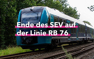 Ende des SEV auf der Linie RB 76. Bild eines blaue-türkisen Zuges.