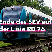 Ende des SEV auf der Linie RB 76. Bild eines blaue-türkisen Zuges.
