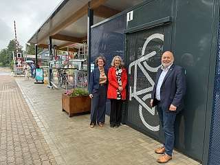 NAH.SH-Prokuristin Petra Coordes, Verkehrsstaatssekretärin Susanne Henckel und Quickborns Bürgermeister Thomas Beckmann weihten an der Bahnstation Quickborn Süd die 65. Bike+Ride-Anlage von NAH.SH ein.