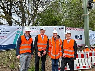 Start der Elektrifizierung: Der erste Oberleitungsmast für die S5 (v. l. Staatssekretär Tobias von der Heide, Geschäftsführer der AKN Eisenbahn GmbH Matthias Meyer,  Björn Schmidt-Dudek von SPITZE SE, Geschäftsführer der NAH Dr. Arne Beck)