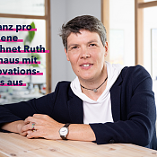 Frau lächelt in Kamera. Text: Allianz pro Schiene zeichnet Ruth Niehaus mit Innovationspreis aus. 