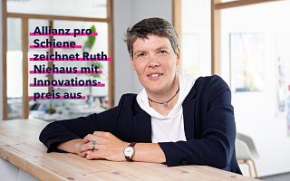 Ruth Niehaus  Frau lächelt in Kamera. Text: Allianz pro Schiene zeichnet Ruth Niehaus mit Innovationspreis aus.