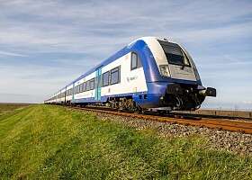 Marschbahnwagen auf Gleis