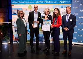 Preisuebergabe VCÖ-Mobilitätspreis. 5 Personen vor einer Fotowand