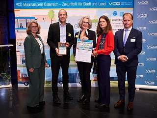 Preisuebergabe VCÖ-Mobilitätspreis. 5 Personen vor einer Fotowand
