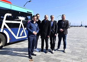 Menschen vor dem SMILE24-Fahrradbus