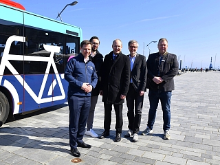 Menschen vor dem SMILE24-Fahrradbus