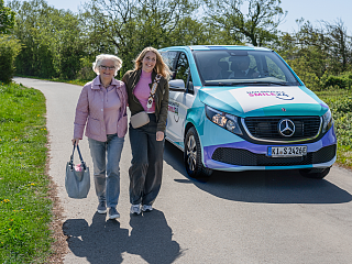 zwei Fahrgäste am NAHSHUTTLE