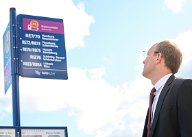 Blick auf SEV-Schild