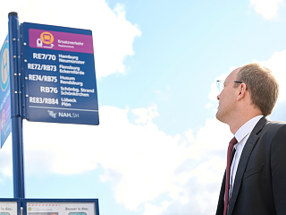 Blick auf SEV-Schild