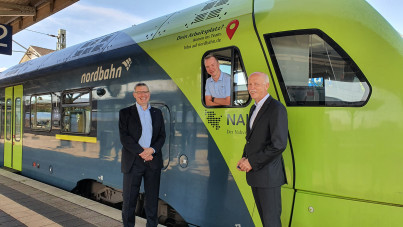 Bild: Christiane Lage-Kress, nordbahn: (von links) Dr. Eduard Bock, Triebfahrzeugführer Lars Jensen und Bernhard Wewers 