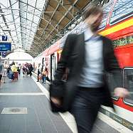 Pendler am Bahnhof Lübeck