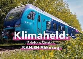 Schriftzug: Klimaheld Erleben Sie den NAH.SH Akkuzug mit Zug auf Schienen im Hintergrund