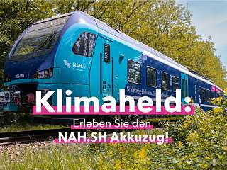 Schriftzug: Klimaheld Erleben Sie den NAH.SH Akkuzug mit Zug auf Schienen im Hintergrund
