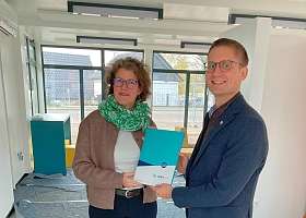 Petra Coordes, NAH.SH und Lauenburgs Bürgermeister Thorben Brackmann