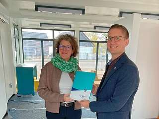 Petra Coordes, NAH.SH und Lauenburgs Bürgermeister Thorben Brackmann Petra Coordes, NAH.SH und Lauenburgs Bürgermeister Thorben Brackmann