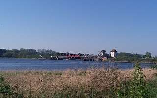 Schleibrücke Foto von der Schleibrücke in Lindaunis, über die ein roter Zug fährt.