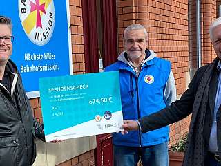 Dennis Fiedel von der NAH.SH übergibt Andreas Hainke und Gert Rathje von der Bahnhofs·mission die Spende der NAH.SH-Mitarbeiter Dennis Fiedel von der NAH.SH übergibt Andreas Hainke und Gert Rathje von der Bahnhofs·mission die Spende der NAH.SH-Mitarbeiter