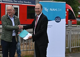 Bürgermeister Stoltmann und Dr. Arne Beck bei der Übergabe des Förderbescheids