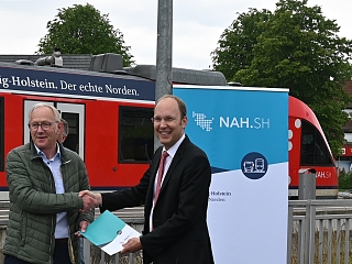 Bürgermeister Stoltmann und Dr. Arne Beck bei der Übergabe des Förderbescheids