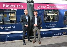 Arne Beck und Tobias von der Heide vor einem Zug beim Tag der Schiene
