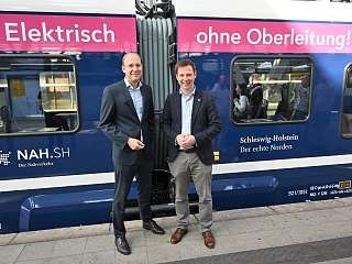 2023 09 16 Tag der Schiene Arne Beck Tobias von der Heide Arne Beck und Tobias von der Heide vor einem Zug beim Tag der Schiene