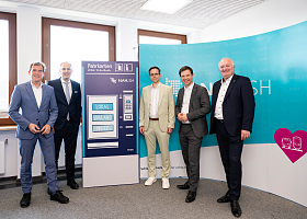 5 Herren (Beck, Kämpfer, Reimers, Von der Heid und Görtz nach dem TEP-Beschluss) stehen nach dem TEP-Beschluss vor einem Dummy eines Fahrkartenautomaten und der NAH.SH-Pressewand