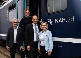 Ingo Ahrendt und Julian Rönsch, Geschäftsführung Norddeutsche Eisenbahn Niebüll, Geschäftsführer NAH.SH, Dr. Arne Beck, und Geschäftsführerin RDC Deutschland, Ute Oldenburg.