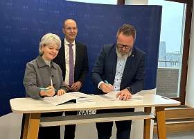 Foto: Nicole Berlin, Dr. Arne Beck, Claus Ruhe Madsen unterzeichnen den Vertrag