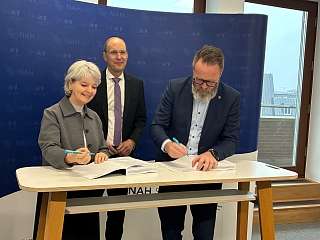 Foto: Nicole Berlin, Dr. Arne Beck, Claus Ruhe Madsen unterzeichnen den Vertrag