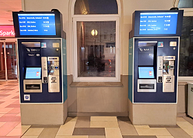 Zwei neue Fahrausweisautomaten am Bahnhof Itzehoe.