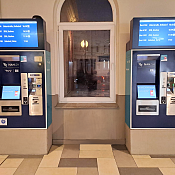 Zwei neue Fahrausweisautomaten am Bahnhof Itzehoe.