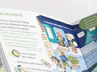 Kiki Karotte und Winni Wolle stehen an einem Zebrastreifen-Schild, man sieht eine Seite im Möhrchenheft