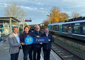Gratulationen zum 25-jährigen Stationsjubiläum erhalten Feldes Bürgermeister André Buttgereit (2. von links) und Feldes stellvertretender Bürgermeister Eberhard Henning (3. von links) von Jochen Schulz, Bereichsleiter Angebot, NAH.SH (rechts außen) und DB