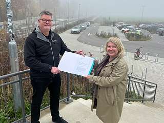 NAH.SH-Sprecher Dennis Fiedel übergibt Bausenatorin Joanna Hagen den Förderbescheid des Landes