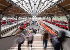 Lübeck Bahnhof mit verschwommenen Menschen