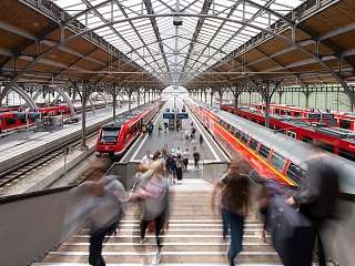 Lübeck Bahnhof mit verschwommenen Menschen