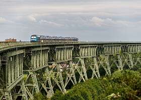 Marschbahnwagen auf der Brücke Hochdonn