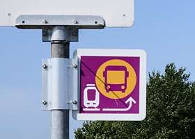 Nahaufnahme von Ersatzverkehr Schild