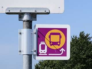 Nahaufnahme von Ersatzverkehr Schild