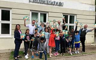 Grundschulkinder der Fröbelschule freuen sich über das Hausaufgabenheft