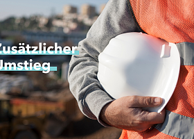 Bauerbeiter mit Helm in der Hand