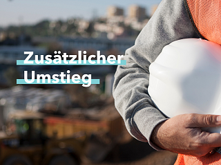 Bauerbeiter mit Helm in der Hand