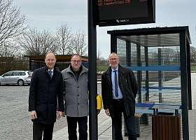 (v. l. n. r.): NAH.SH-Geschäftsführer Dr. Arne Beck, der Twedter Bürgermeister Alexander Schmidt und Landrat Dr. Wolfgang Buschmann weihen in Twedt die Mobilitätsstation ein.