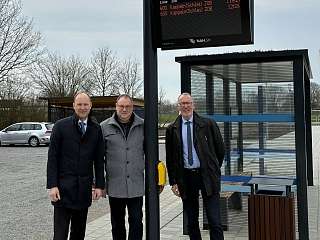 (v. l. n. r.): NAH.SH-Geschäftsführer Dr. Arne Beck, der Twedter Bürgermeister Alexander Schmidt und Landrat Dr. Wolfgang Buschmann weihen in Twedt die Mobilitätsstation ein.
